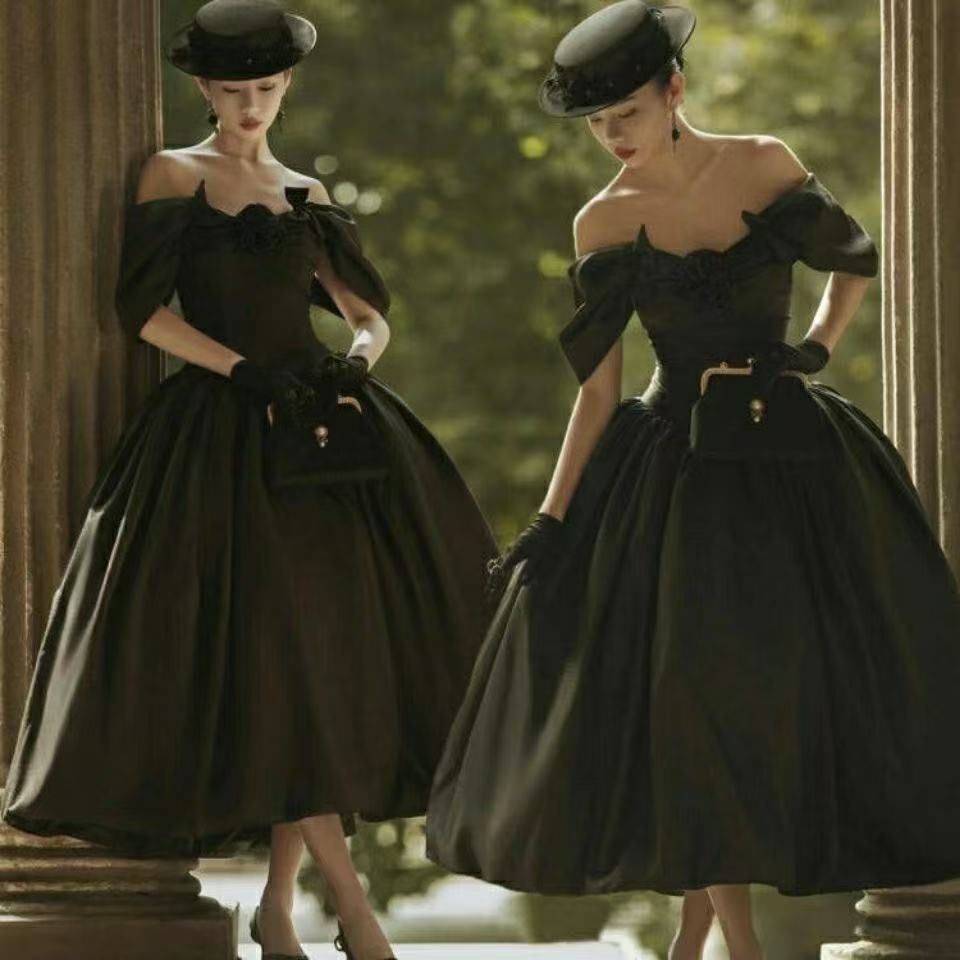 エレガントで気品ウェディングドレスブラックのウェディングドレス